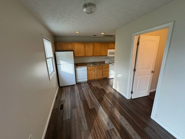 Building Photo - 2 Bedroom Townhome