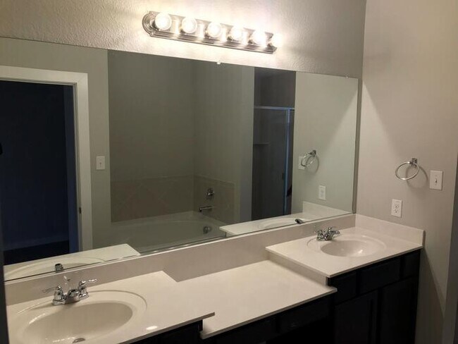 Building Photo - Stunning 5 beds 3 baths in Fort Worth!