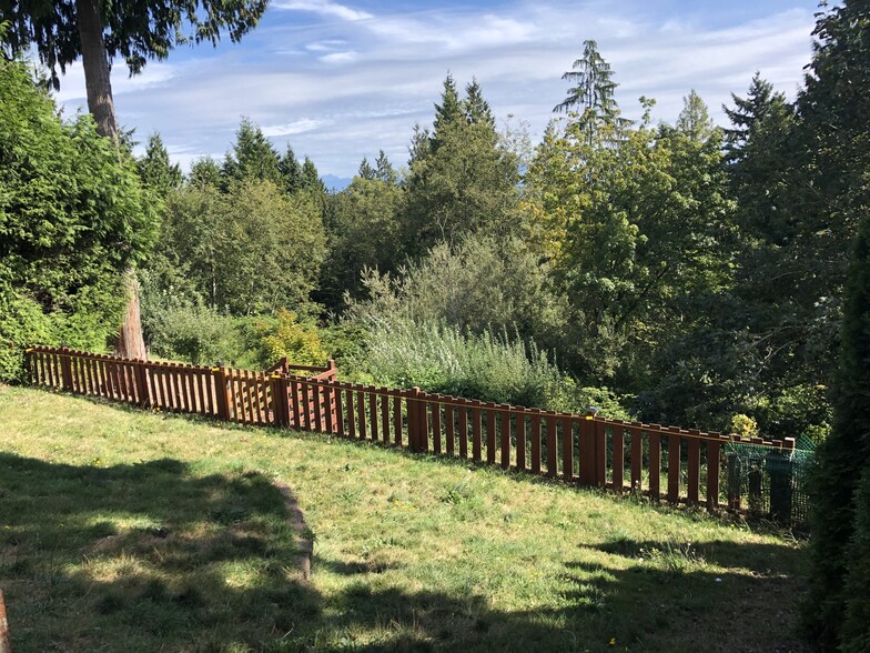 Large fenced back yard. - 7221 Yew St