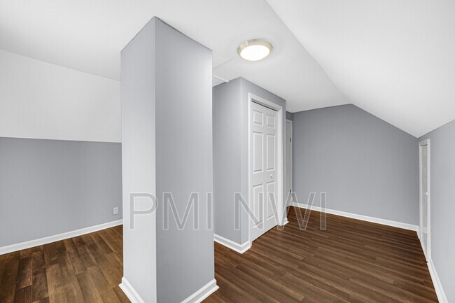 Building Photo - 314 S Jasper St