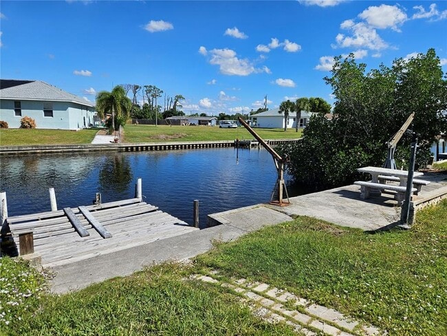 Building Photo - 125 Poinsettia Cir NE