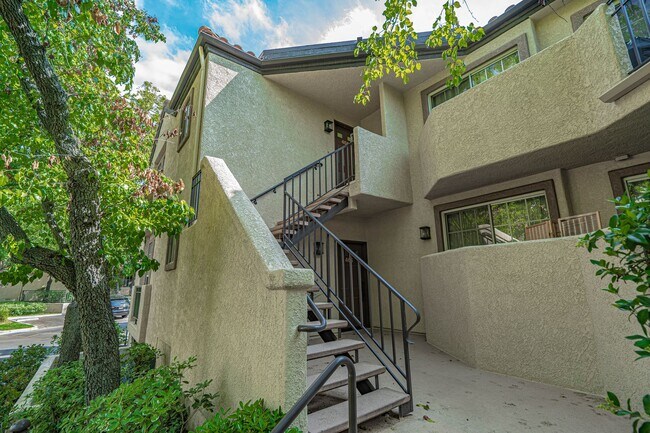 Building Photo - COMING SOON! 2 Bedroom Condo in Valencia!