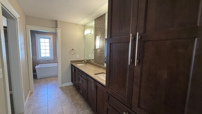 Building Photo - West Side 3 Bed/2.5 Bath Townhouse Condo. Available NOW!