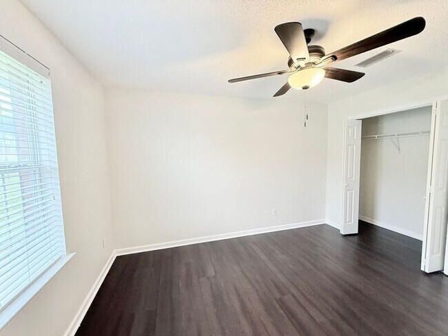 Building Photo - 5102 Brookside Dr