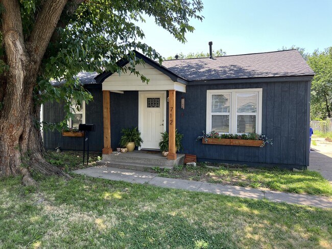 Building Photo - 712 Dakota St