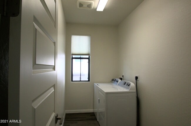 Building Photo - 2090 S Dorsey Ln