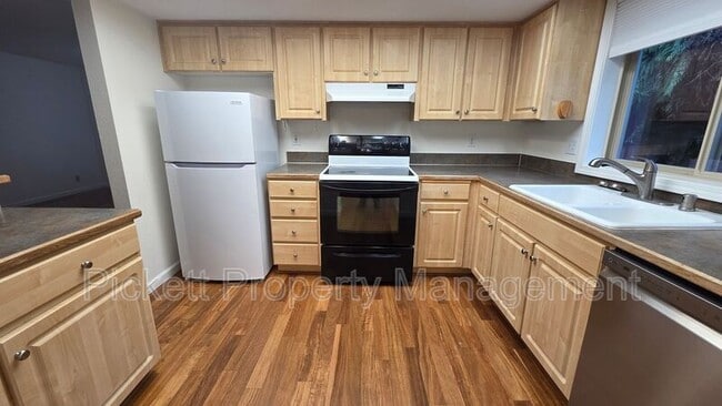 Building Photo - 565 NW Carolyn Ln