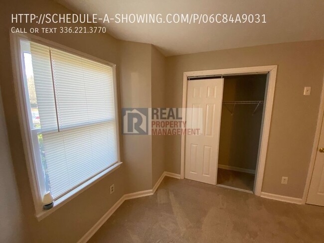 Building Photo - Pristine 2 Bed / 2 Bath Condo on Glendale ...