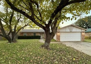 Building Photo - 5721 Carolyn Dr