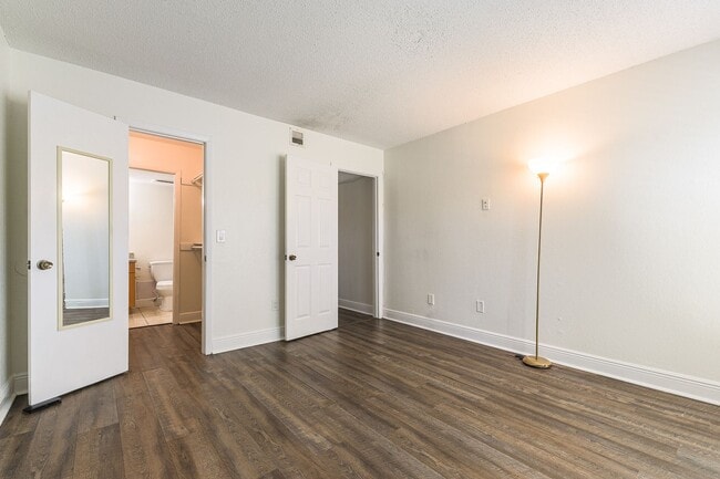 Building Photo - Desirable Location - 2-bed 2-bath Condo 5 ...