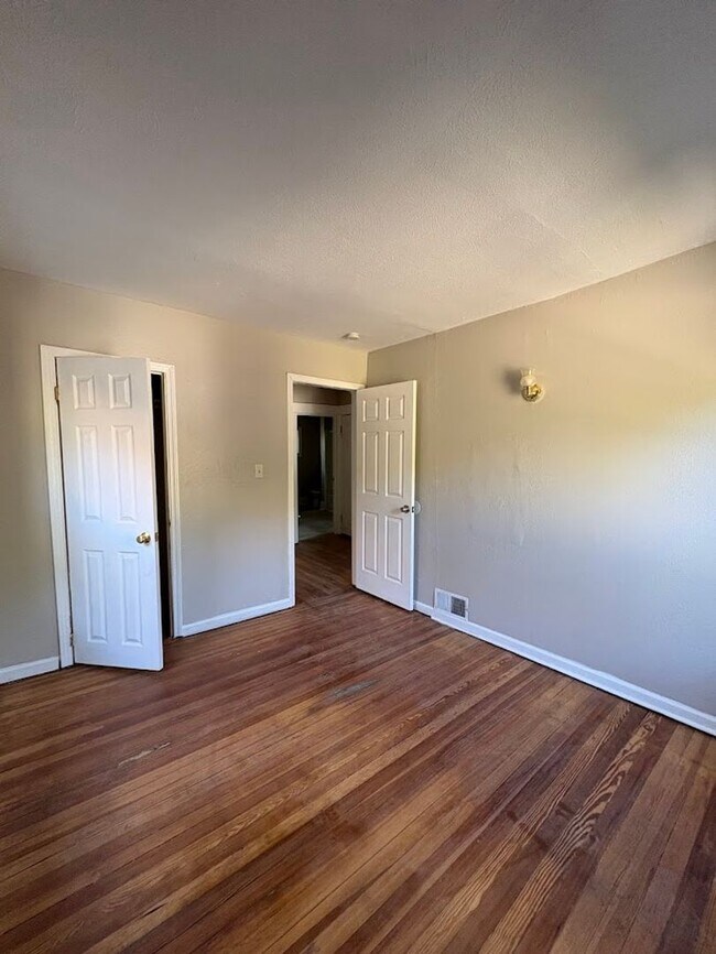 Building Photo - Four bedroom one bathroom home for rent