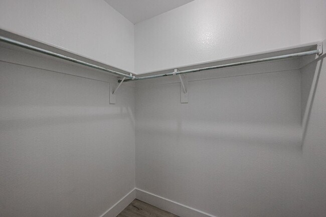 Building Photo - Amazing 5 bedrooms and bathrooms in one of the best school districts!