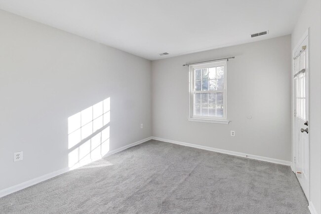 Building Photo - Clean & Fresh 2 + 2 close to METRO!