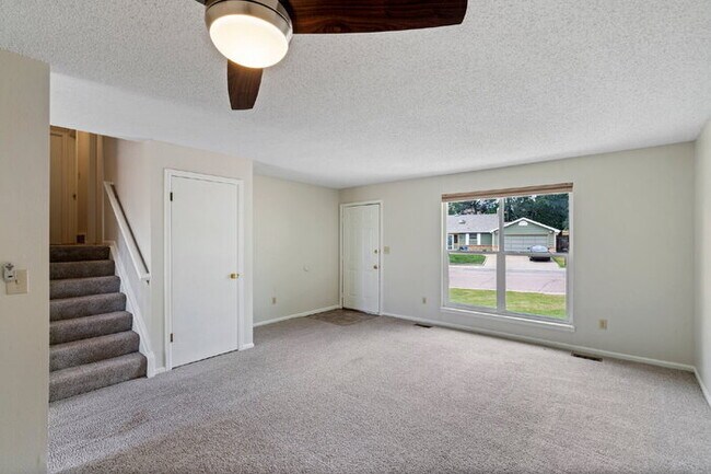 Building Photo - Stylishly Renovated 4-Bed Tri-Level in Roc...
