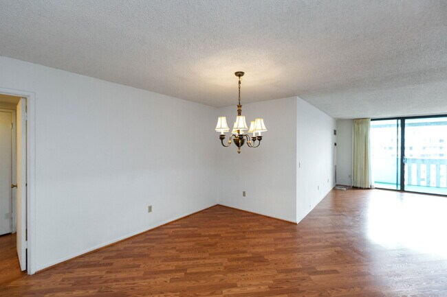 Building Photo - Amazing Opportunity to Rent this well Main...