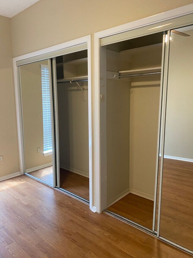 Building Photo - K242 - Croix #219