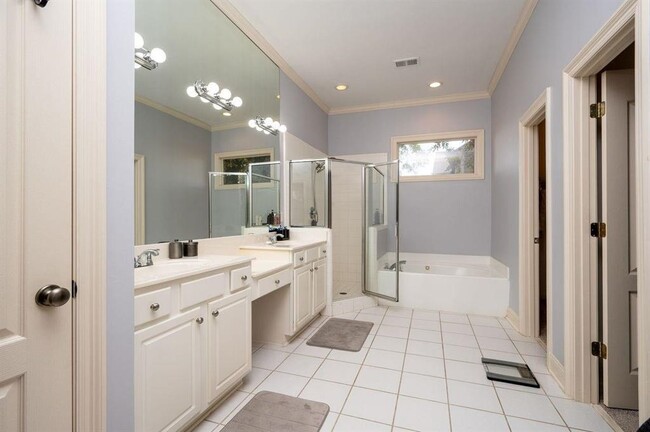 Building Photo - 10180 Wynmanor Dr