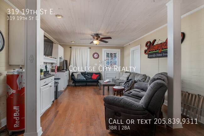 Building Photo - 319 19th St E