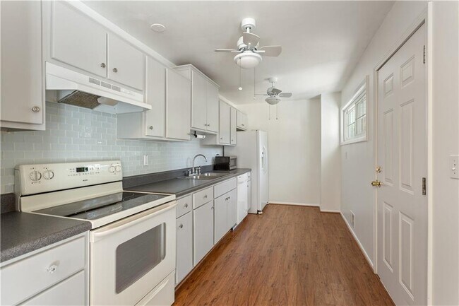 Building Photo - 2866 Highland Dr SE