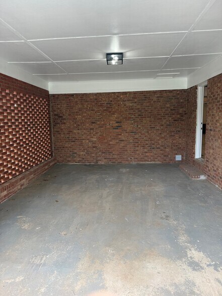 Building Photo - 1722 Maple Ln
