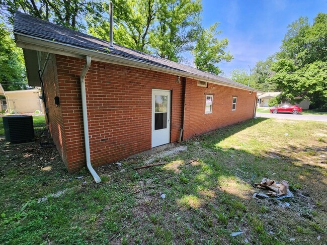 Building Photo - Spacious 3-Bedroom, 1-Bathroom Home AVAILA...