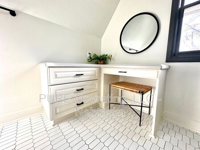 Building Photo - 4928 Happy Hollow Blvd