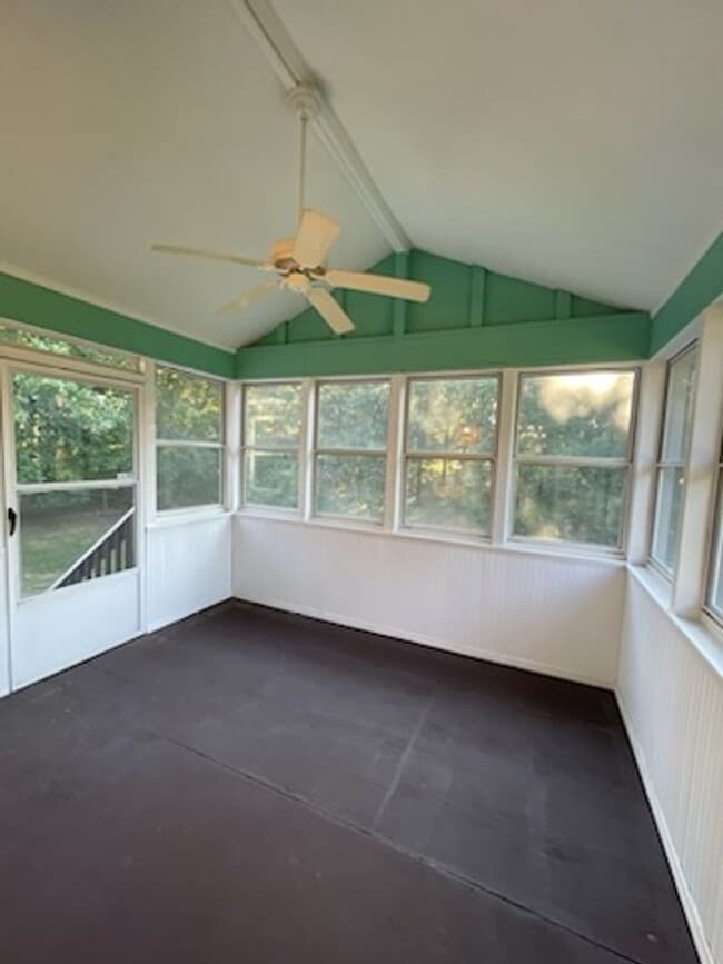 Building Photo - Spacious 3 bedroom/3 bath home