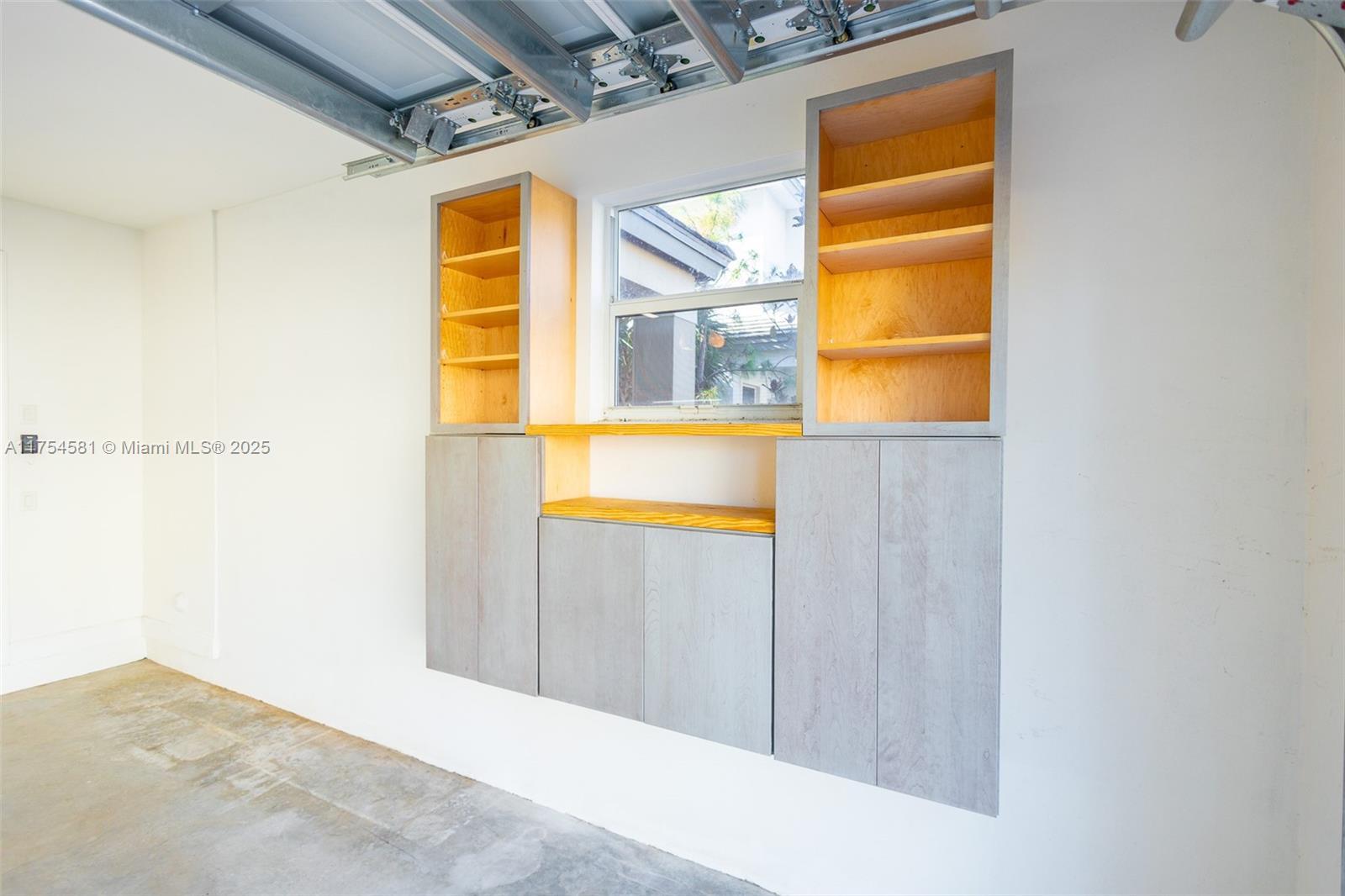 Building Photo - 6950 Pines Cir