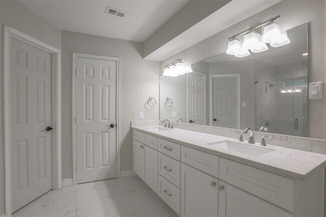 Building Photo - 730 Bison Dr