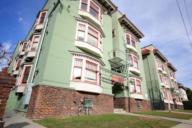Building Photo - 2p007 - 530-536 41st St. Oakland