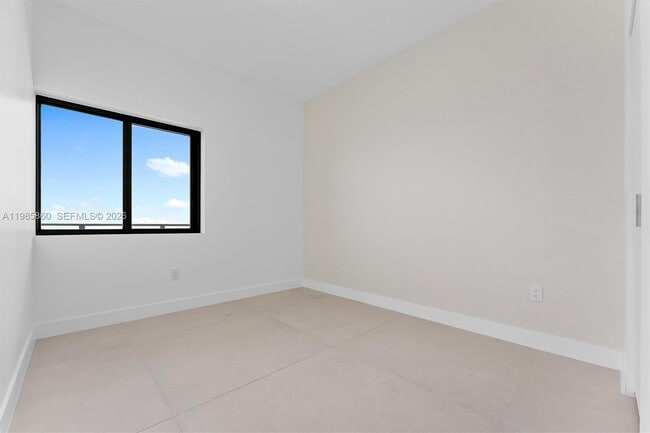 Building Photo - 700 NE 24th St