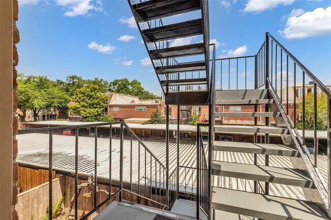 Building Photo - 386 N Post Oak Ln