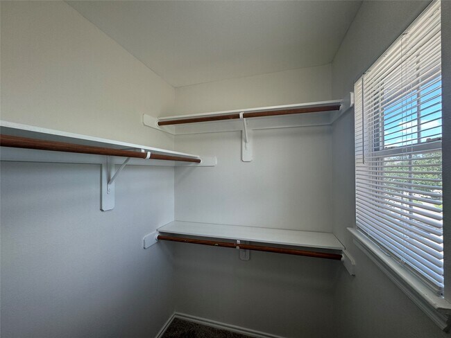 Building Photo - 5715 Vinemont Ln