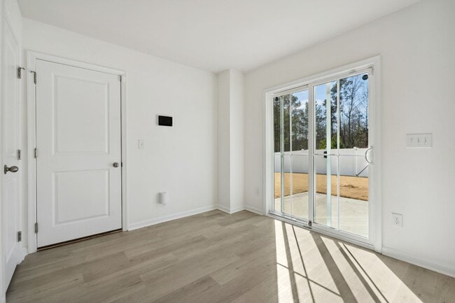 Building Photo - Light and bright 4 bed/ 2,5 bath with fenced back yard and practical glamour!