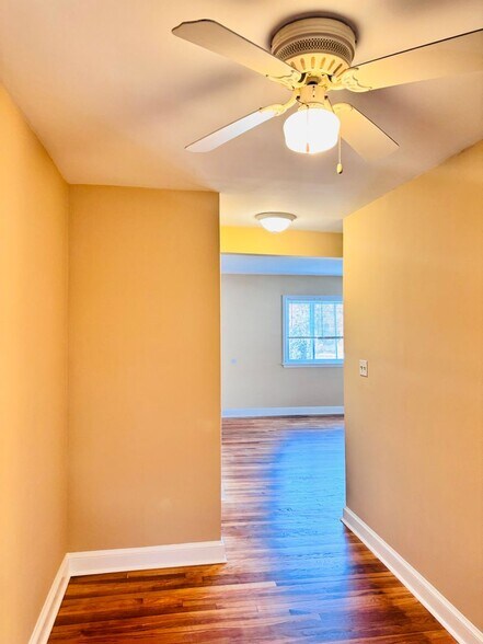 Building Photo - 8805 Plymouth St