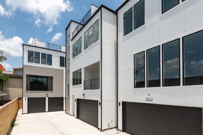 Building Photo - 3112 Live Oak St