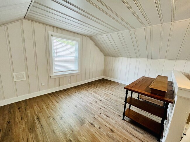Building Photo - Three Bedroom Modern Farmhouse in Southern...