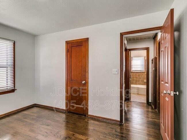 Building Photo - 204 E Douglas Dr