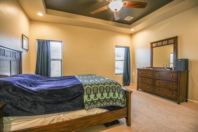 Building Photo - Beautiful 4 Bed 2 Bath - Dogs Allowed!