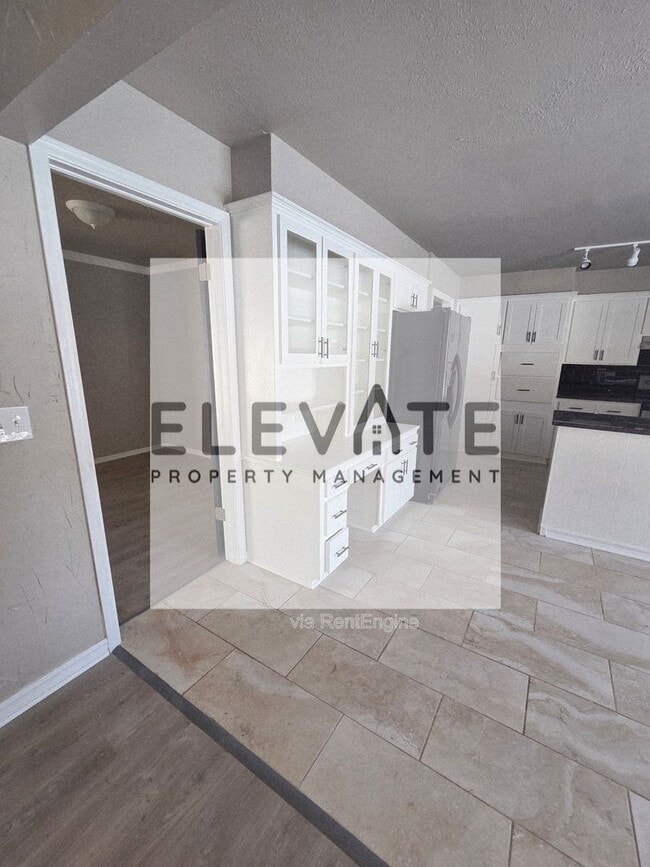 Building Photo - 1809 N Oakhill Rd