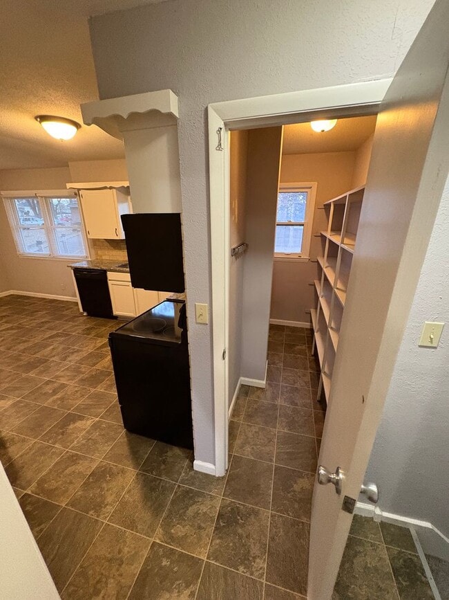 Building Photo - Do NOT Miss this Great Grandview Home!-3 Bed / 2 Bath Split-Entry on a Huge Corner Lot w/ Fenced ...