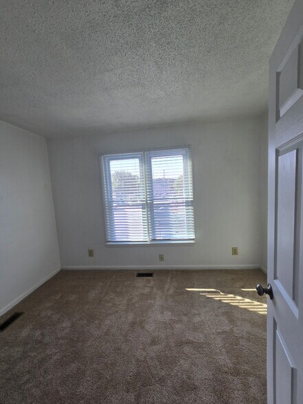 Building Photo - 2062 Elmhurst Ln
