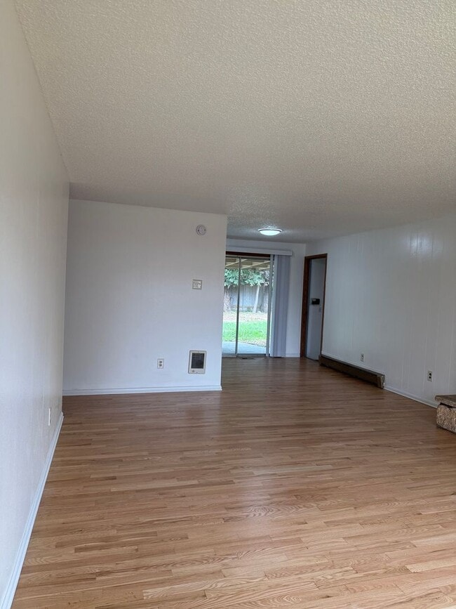 Building Photo - Great location in Milwaukie, OR! 3 bedroom 1 bath home with a large yard!