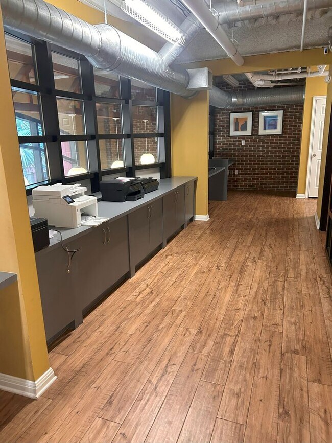 Building Photo - Beautiful 1/1 in Uptown Place!!