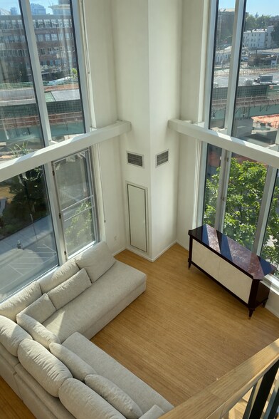 Building Photo - 1 Earhart St