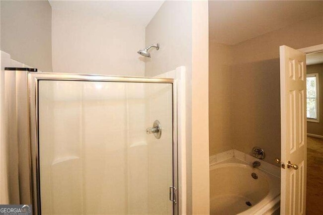 Building Photo - 121 Stoneforest Dr
