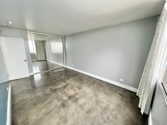 Building Photo - Private 16th-Floor Oceanview Residence with Belmont Pier Views