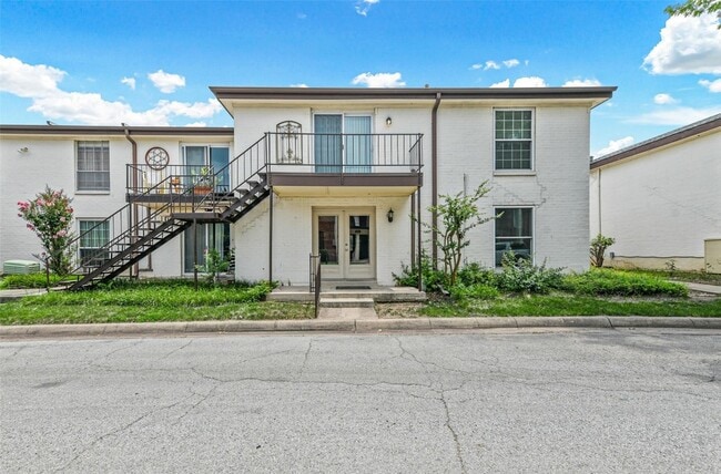 Building Photo - 4002 Ridglea Country Club Dr