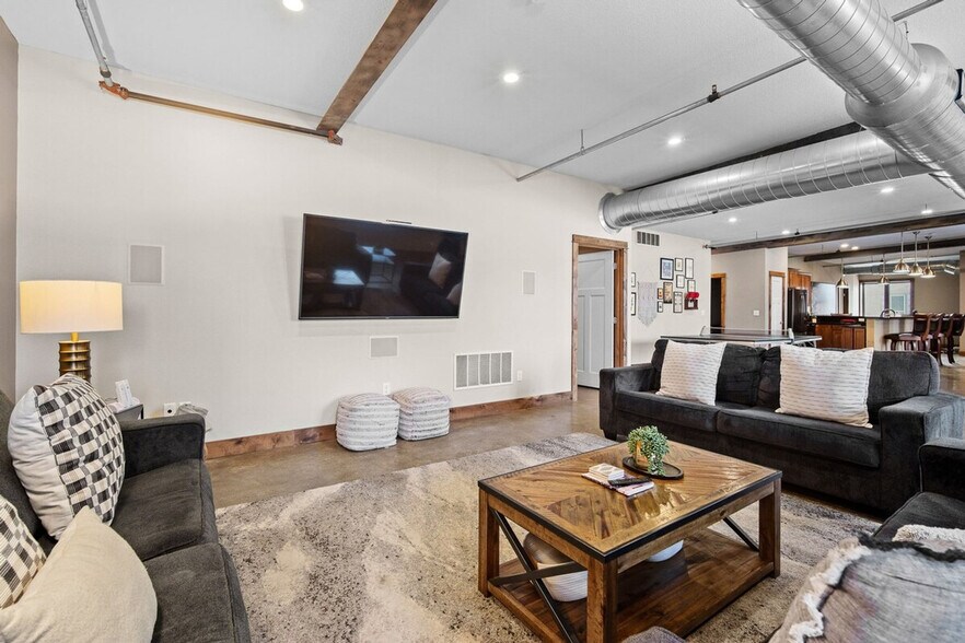 Building Photo - 301 E Walnut St