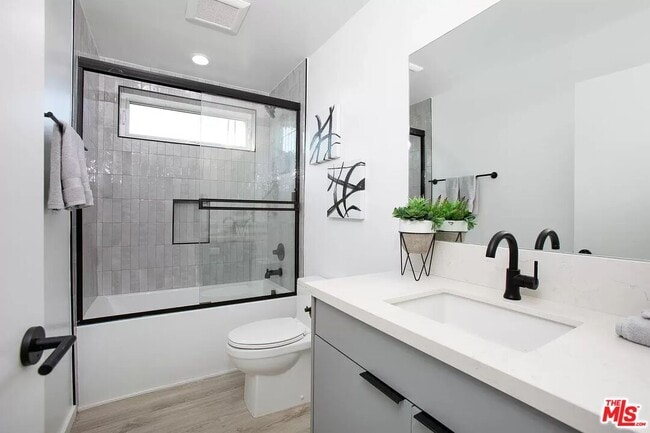 Building Photo - 945 N Oxford Ave